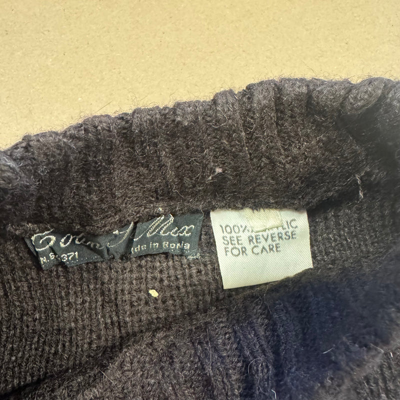 Detailansicht: Sourced limited accessories and clothes Golin St. Marx vintage 90s knitted sweatshirt – Logo, Nähte oder Material