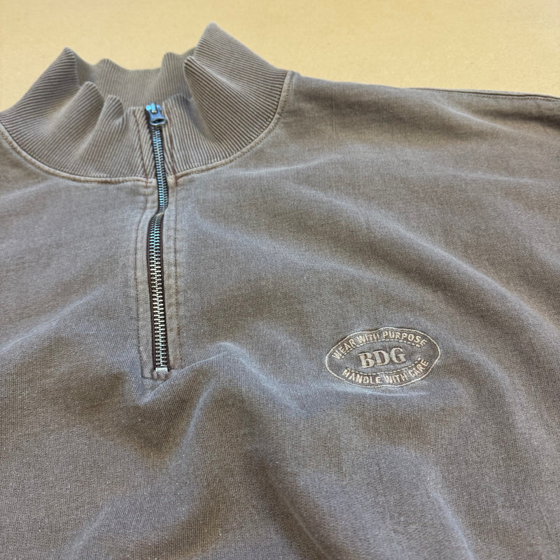 Detailansicht: Sourced limited accessories and clothes BDG Urban Outfitters oversized sweatshirt – Logo, Nähte oder Material