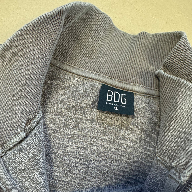Detailansicht: Sourced limited accessories and clothes BDG Urban Outfitters oversized sweatshirt – Logo, Nähte oder Material