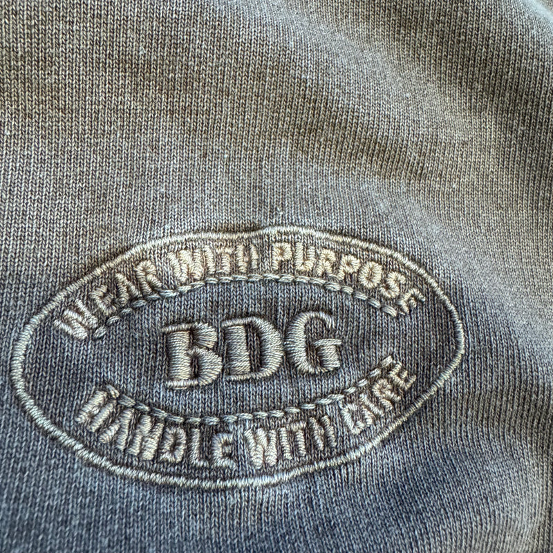 Detailansicht: Sourced limited accessories and clothes BDG Urban Outfitters oversized sweatshirt – Logo, Nähte oder Material