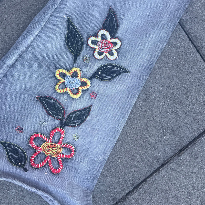 Detailansicht: Sourced limited accessories and clothes Floral embroidered vintage wide leg jeans – Logo, Nähte oder Material