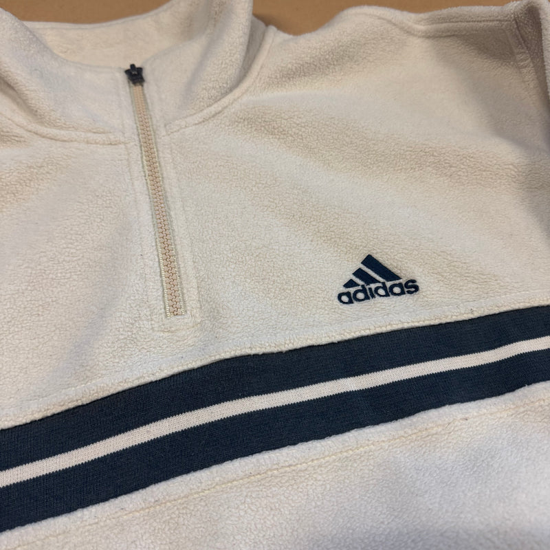 Detailansicht: Sourced limited accessories and clothes Adidas retro white oversized fleece sweatshirt – Logo, Nähte oder Material