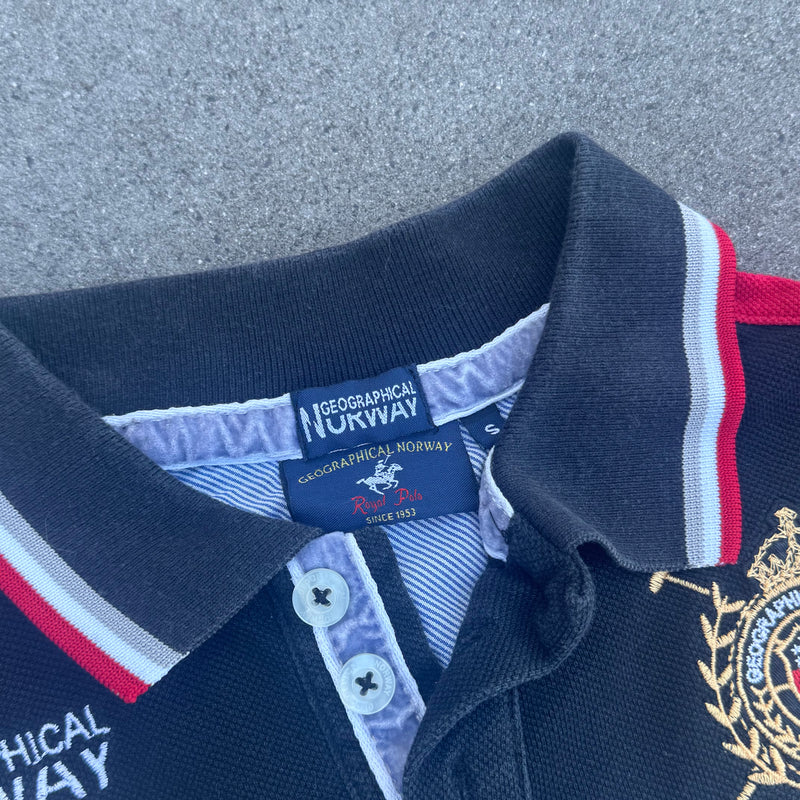 Detailansicht: Sourced limited accessories and clothes Vintage Italia Milano embroidered polo – Logo, Nähte oder Material