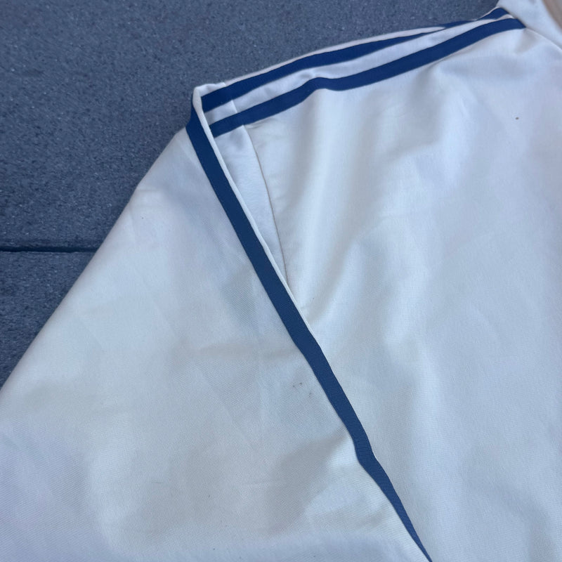 Detailansicht: Sourced limited accessories and clothes Adidas streetwear cream track jacket – Logo, Nähte oder Material