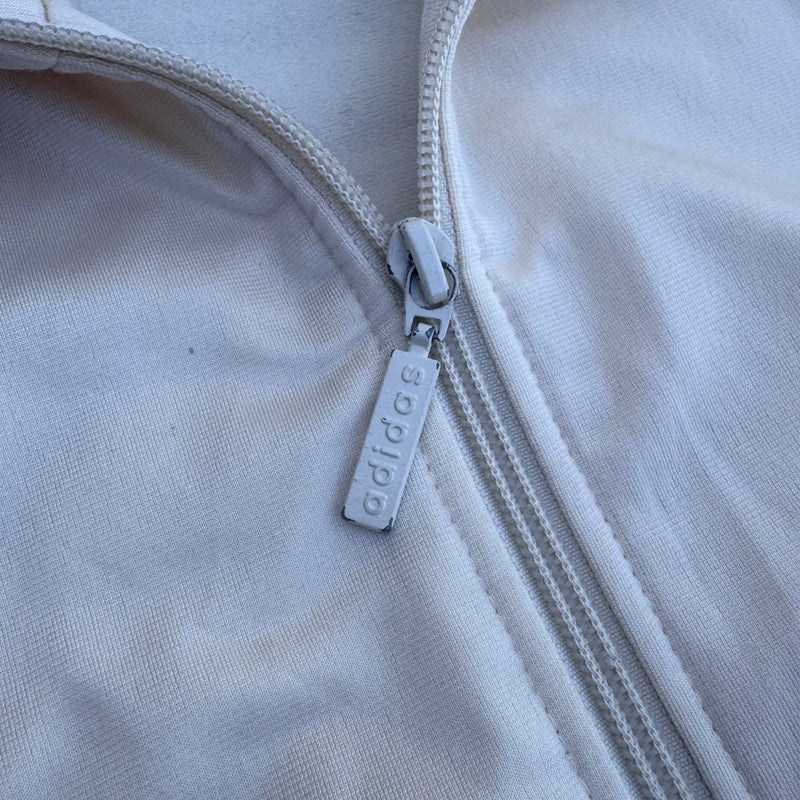Detailansicht: Sourced limited accessories and clothes Adidas streetwear cream track jacket – Logo, Nähte oder Material