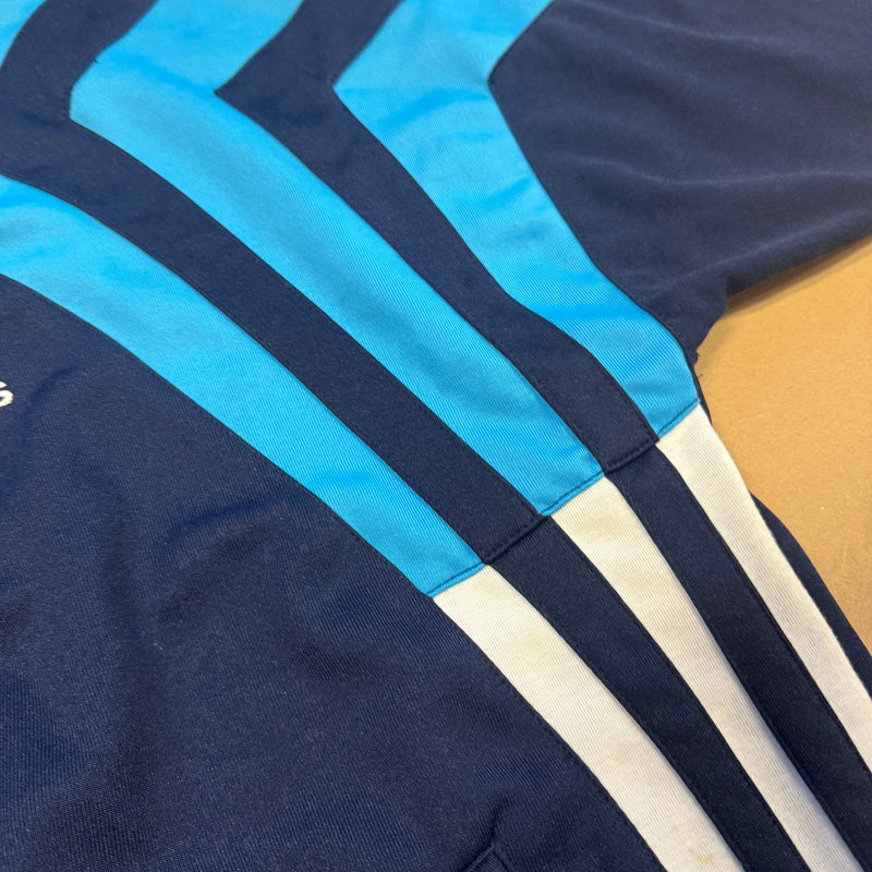 Detailansicht: Sourced limited accessories and clothes Adidas streetwear 90s blue oversized track jacket – Logo, Nähte oder Material