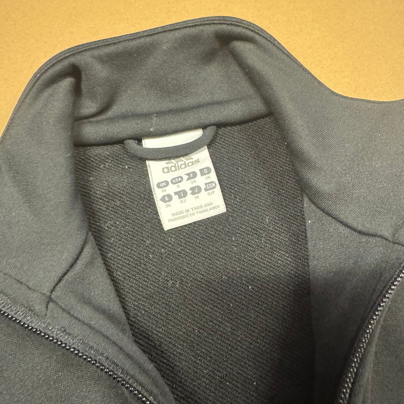 Detailansicht: Sourced limited accessories and clothes Adidas vintage y2k black track jacket – Logo, Nähte oder Material