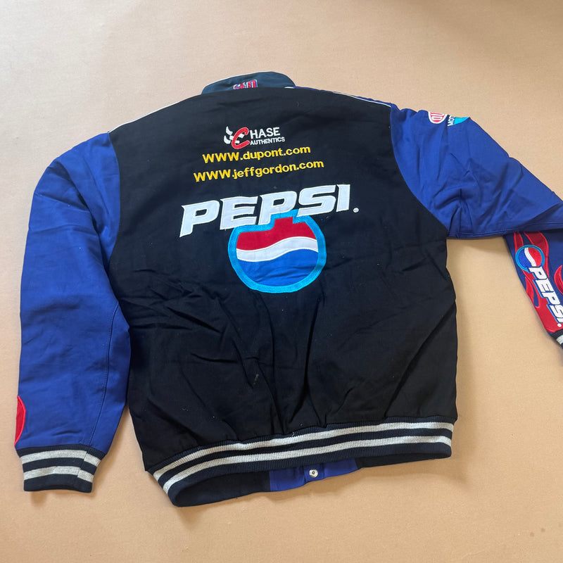 Detailansicht: Sourced limited accessories and clothes Pepsi Streetwear 00s retro racing jacket – Logo, Nähte oder Material