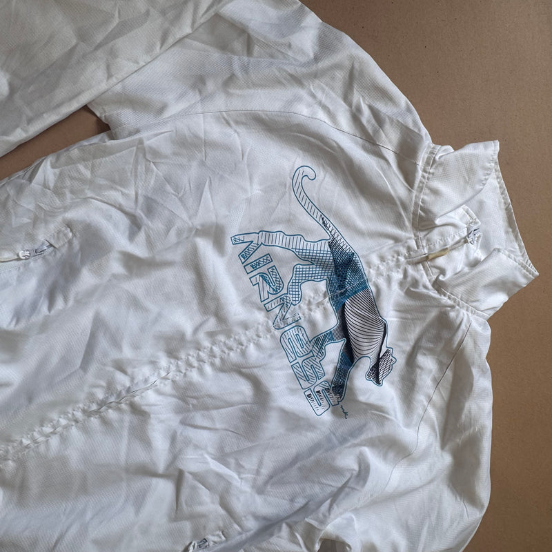 Detailansicht: Sourced limited accessories and clothes Airness streetwear 00s white track set – Logo, Nähte oder Material