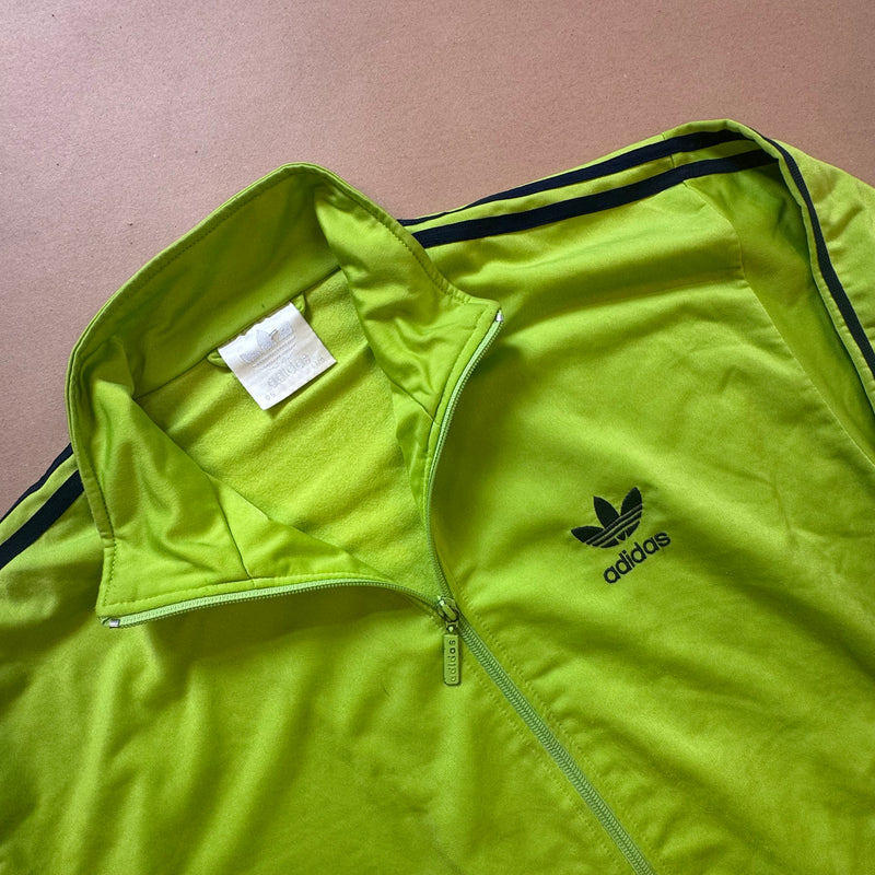 Detailansicht: Sourced limited accessories and clothes Adidas streetwear light green track jacket – Logo, Nähte oder Material