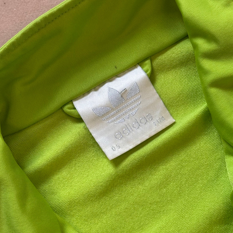 Detailansicht: Sourced limited accessories and clothes Adidas streetwear light green track jacket – Logo, Nähte oder Material