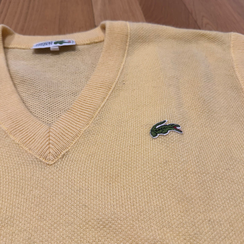 Detailansicht: Sourced limited accessories and clothes Lacoste vintage 80s yellow wool vest – Logo, Nähte oder Material