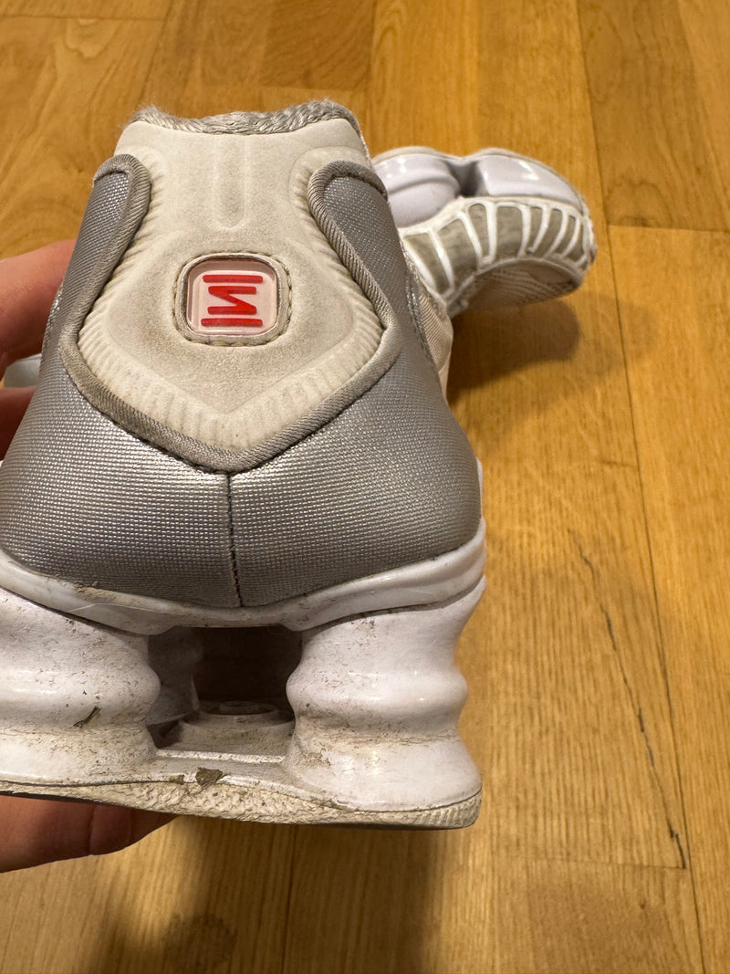 Detailansicht: Sourced limited accessories and clothes Nike Shox TL streetwear sneakers – Logo, Nähte oder Material