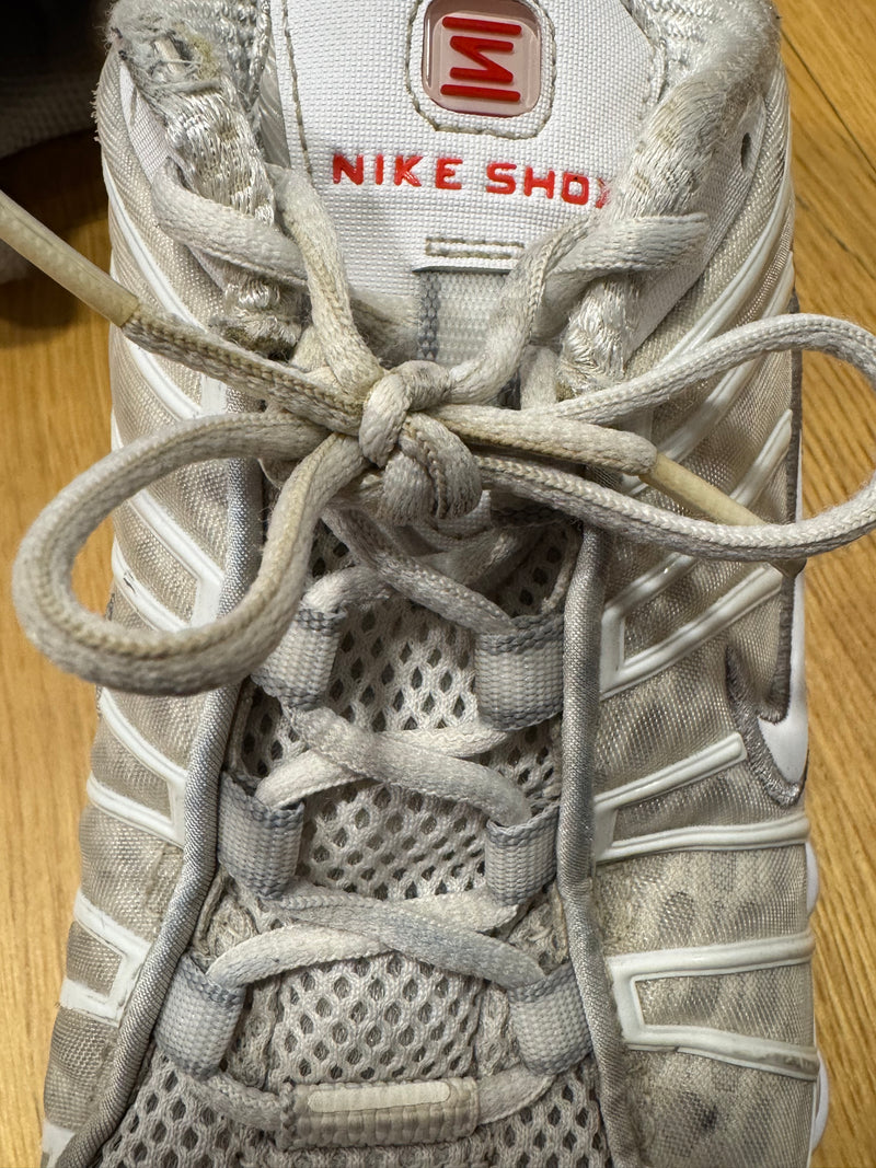 Detailansicht: Sourced limited accessories and clothes Nike Shox TL streetwear sneakers – Logo, Nähte oder Material