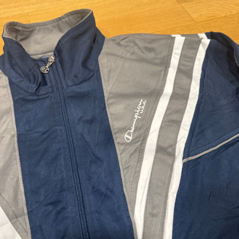 Detailansicht: Sourced limited accessories and clothes Champion USA streetwear 00s track jacket – Logo, Nähte oder Material