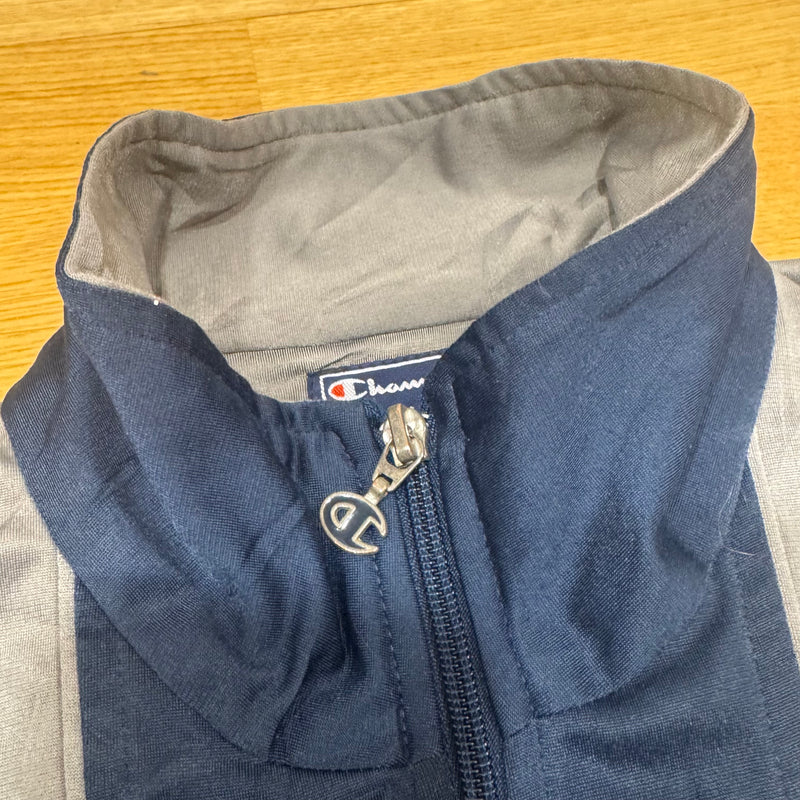 Detailansicht: Sourced limited accessories and clothes Champion USA streetwear 00s track jacket – Logo, Nähte oder Material