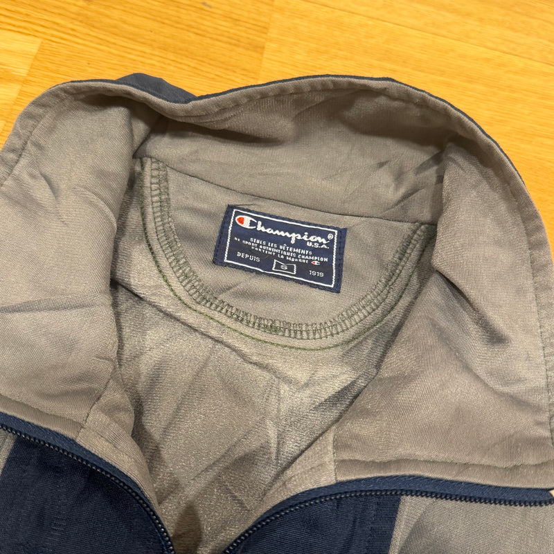 Detailansicht: Sourced limited accessories and clothes Champion USA streetwear 00s track jacket – Logo, Nähte oder Material