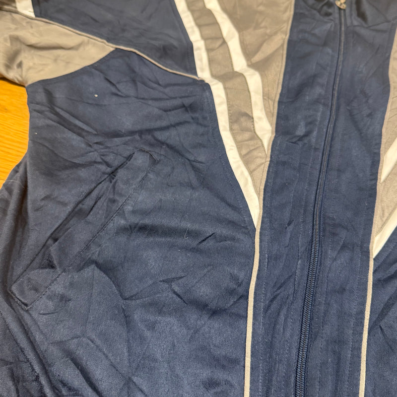 Detailansicht: Sourced limited accessories and clothes Champion USA streetwear 00s track jacket – Logo, Nähte oder Material
