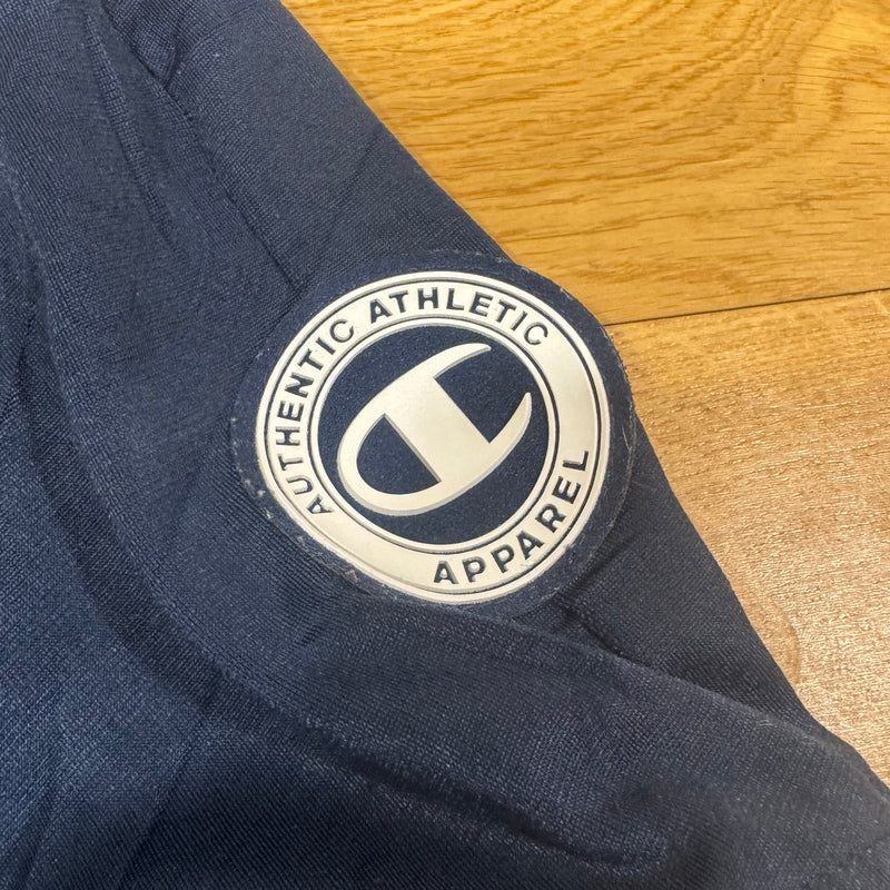 Detailansicht: Sourced limited accessories and clothes Champion USA streetwear 00s track jacket – Logo, Nähte oder Material