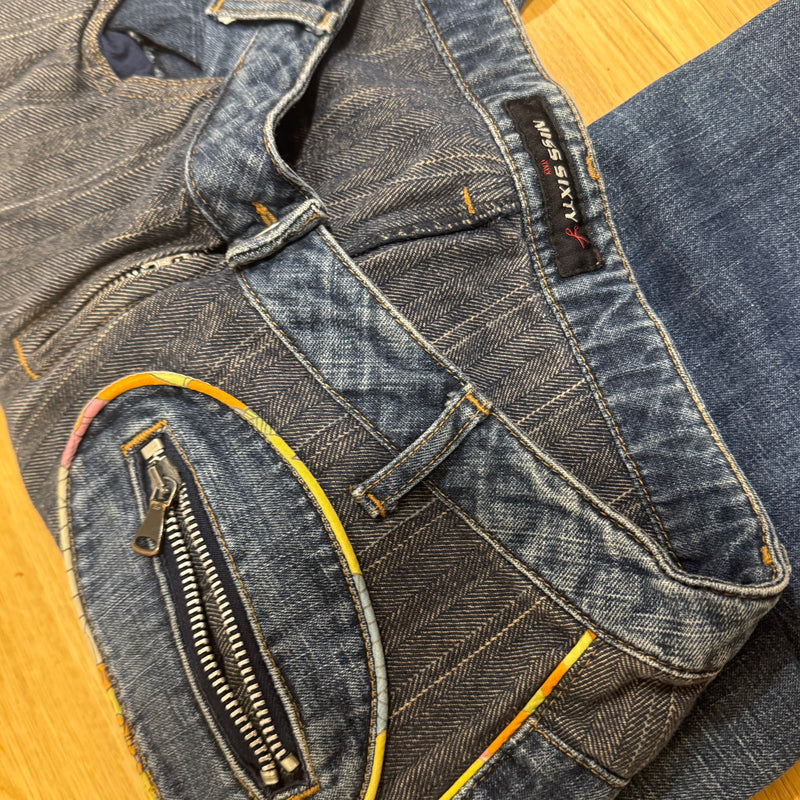 Detailansicht: Sourced limited accessories and clothes Miss Sixty wide leg high waist y2k jeans – Logo, Nähte oder Material