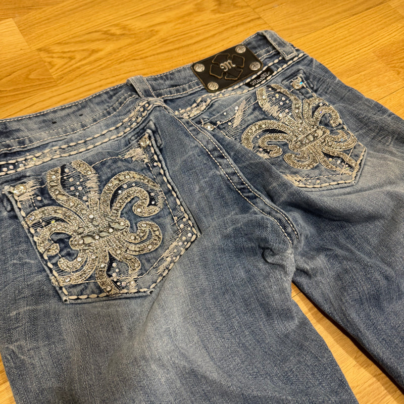 Detailansicht: Sourced limited accessories and clothes Miss Me y2k rhinestones classic denim jeans – Logo, Nähte oder Material