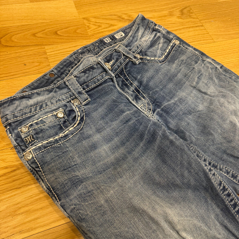 Detailansicht: Sourced limited accessories and clothes Miss Me y2k rhinestones classic denim jeans – Logo, Nähte oder Material