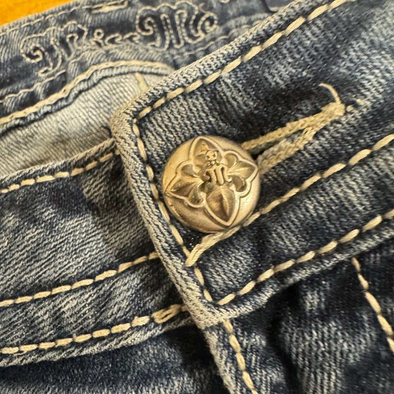 Detailansicht: Sourced limited accessories and clothes Miss Me y2k rhinestones classic denim jeans – Logo, Nähte oder Material