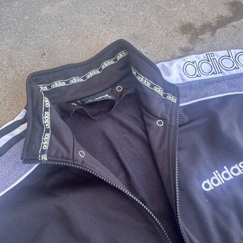 Detailansicht: Sourced limited accessories and clothes Adidas 00s retro sleeveless track jacket – Logo, Nähte oder Material