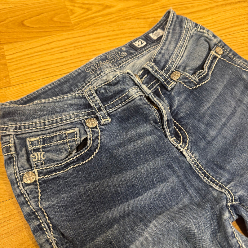 Detailansicht: Sourced limited accessories and clothes Miss Me y2k rhinestones wide leg jeans – Logo, Nähte oder Material
