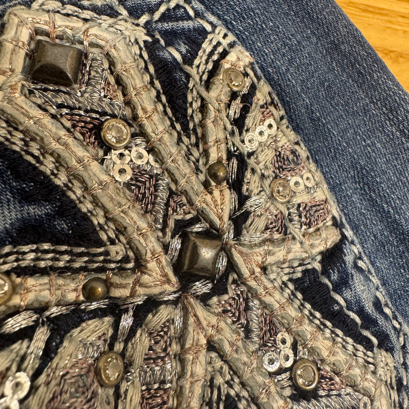 Detailansicht: Sourced limited accessories and clothes Miss Me y2k rhinestones wide leg jeans – Logo, Nähte oder Material