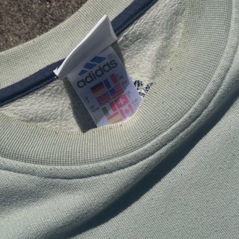Detailansicht: Sourced limited accessories and clothes Adidas 00s streetwear retro sweatshirt – Logo, Nähte oder Material