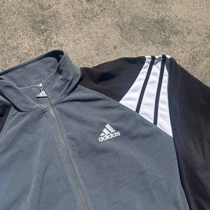 Detailansicht: Sourced limited accessories and clothes Adidas vintage 90s fleece track jacket – Logo, Nähte oder Material