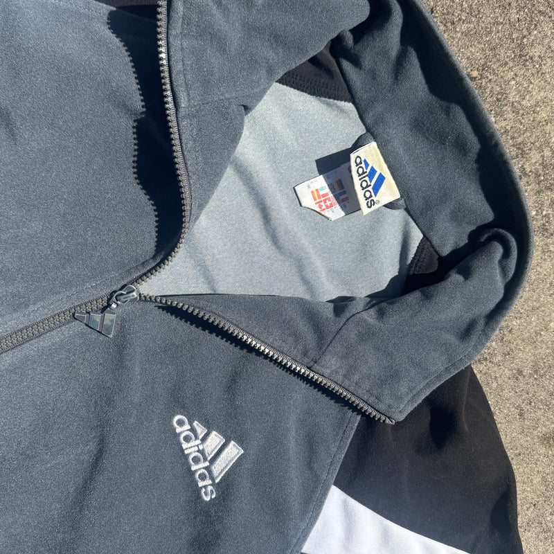 Detailansicht: Sourced limited accessories and clothes Adidas vintage 90s fleece track jacket – Logo, Nähte oder Material