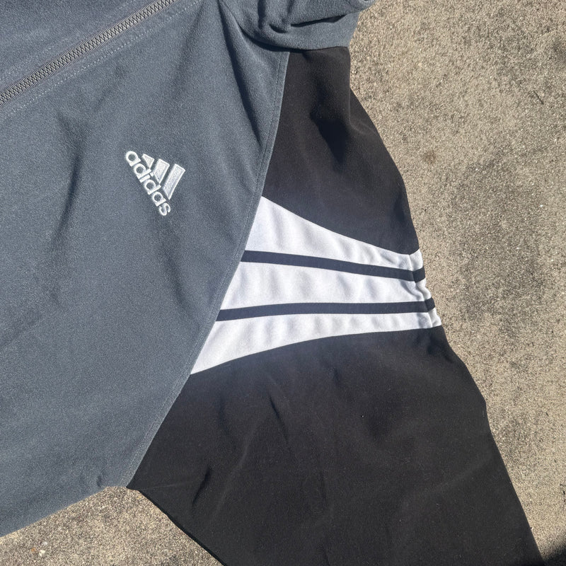 Detailansicht: Sourced limited accessories and clothes Adidas vintage 90s fleece track jacket – Logo, Nähte oder Material