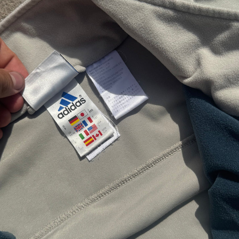 Detailansicht: Sourced limited accessories and clothes Adidas 90s cream fleece track jacket – Logo, Nähte oder Material