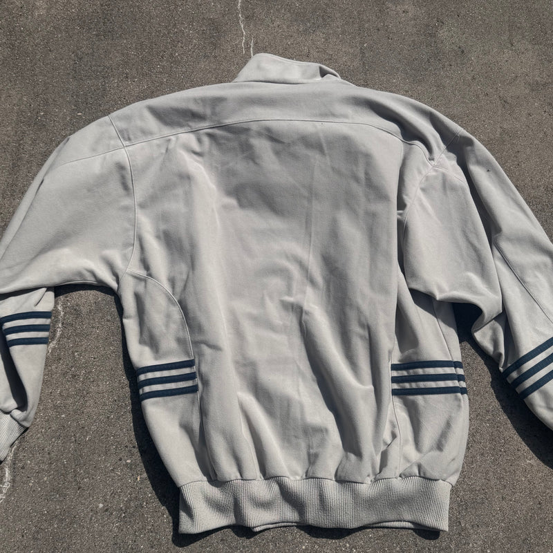 Detailansicht: Sourced limited accessories and clothes Adidas 90s cream fleece track jacket – Logo, Nähte oder Material