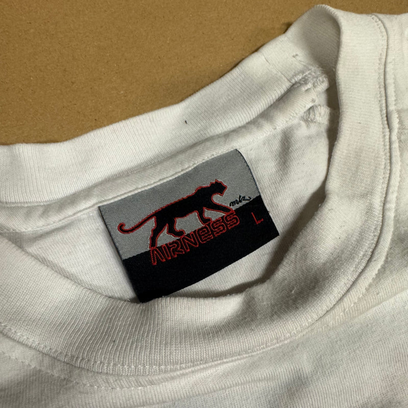 Detailansicht: Sourced limited accessories and clothes Airness streetwear 00s t-shirt – Logo, Nähte oder Material