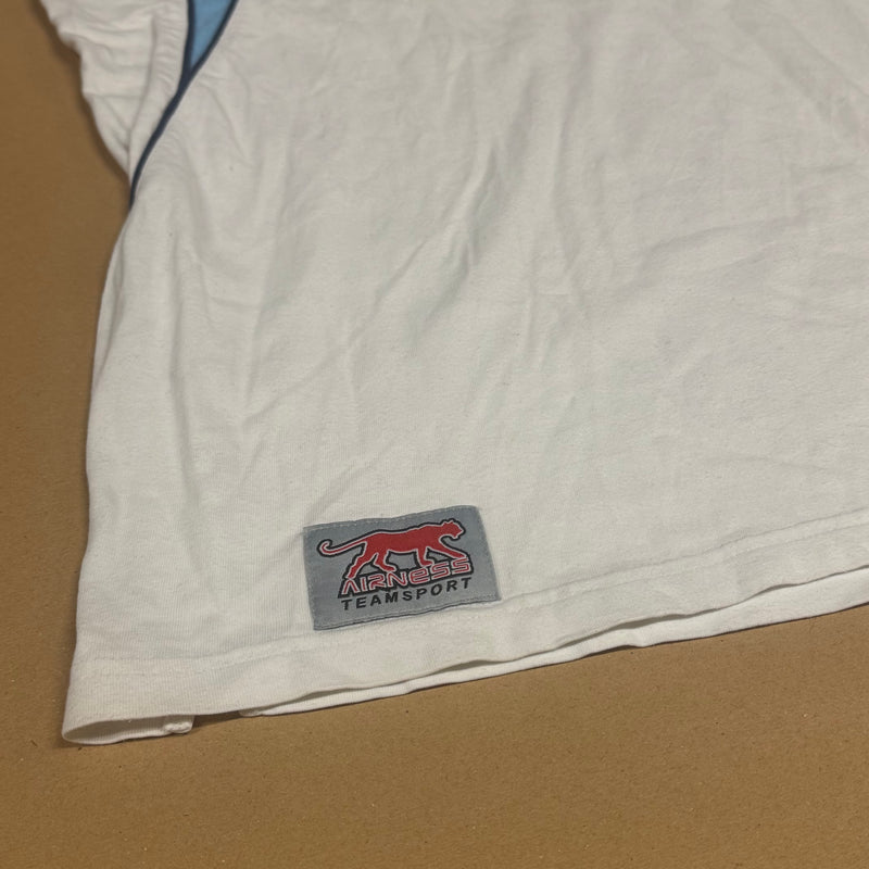 Detailansicht: Sourced limited accessories and clothes Airness streetwear 00s t-shirt – Logo, Nähte oder Material