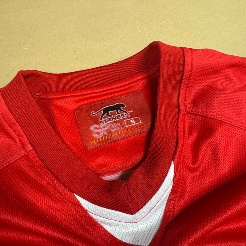 Detailansicht: Sourced limited accessories and clothes Airness red streetwear 00s t-shirt – Logo, Nähte oder Material