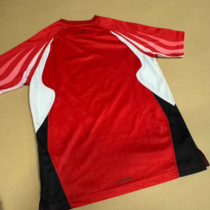 Detailansicht: Sourced limited accessories and clothes Airness red streetwear 00s t-shirt – Logo, Nähte oder Material