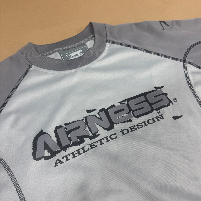 Detailansicht: Sourced limited accessories and clothes Airness streetwear 00s grey t-shirt – Logo, Nähte oder Material