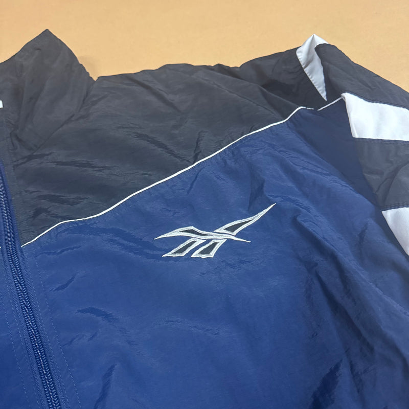 Detailansicht: Sourced limited accessories and clothes Reebok 90s vintage blue track jacket – Logo, Nähte oder Material