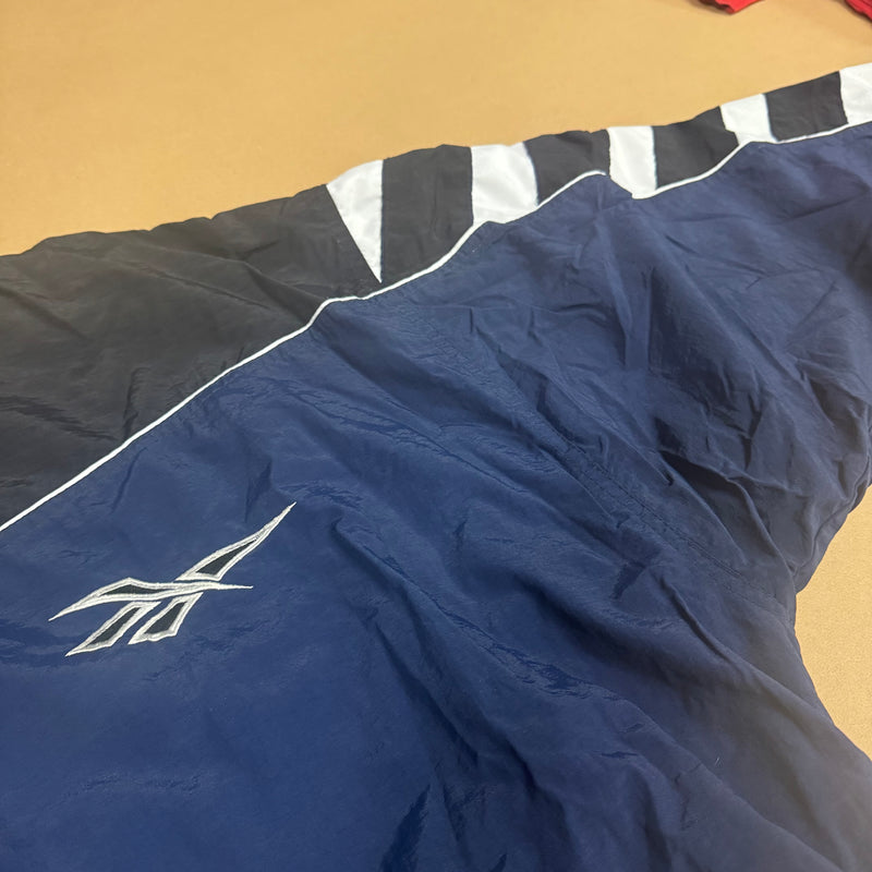 Detailansicht: Sourced limited accessories and clothes Reebok 90s vintage blue track jacket – Logo, Nähte oder Material