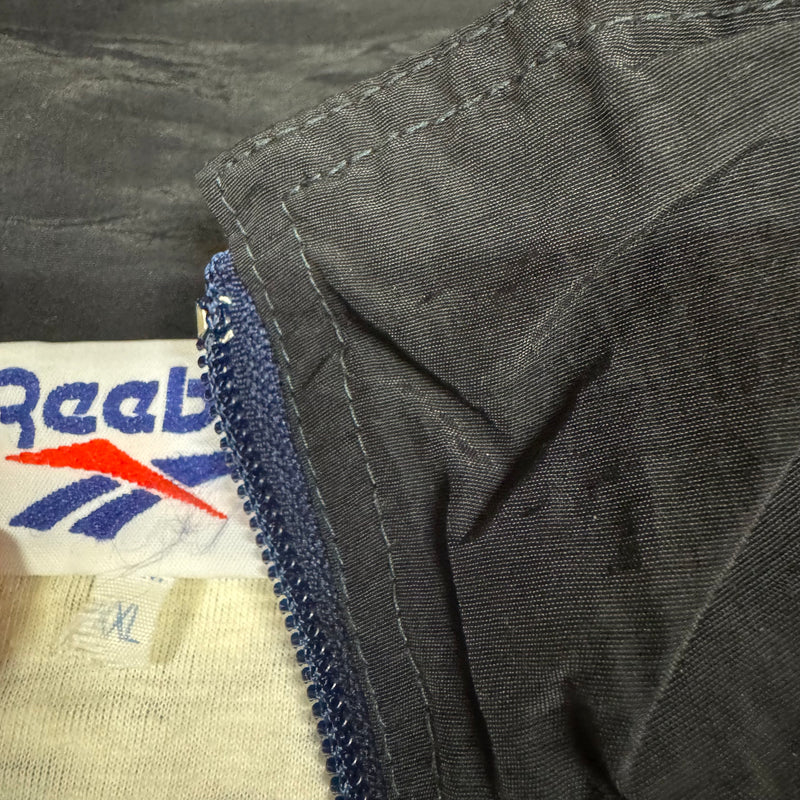 Detailansicht: Sourced limited accessories and clothes Reebok 90s vintage blue track jacket – Logo, Nähte oder Material