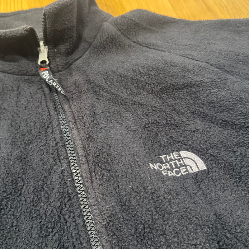Detailansicht: Sourced limited accessories and clothes The North Face Polartec black fleece jacket – Logo, Nähte oder Material