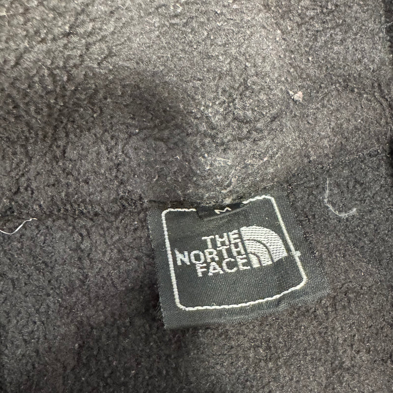 Detailansicht: Sourced limited accessories and clothes The North Face Polartec black fleece jacket – Logo, Nähte oder Material