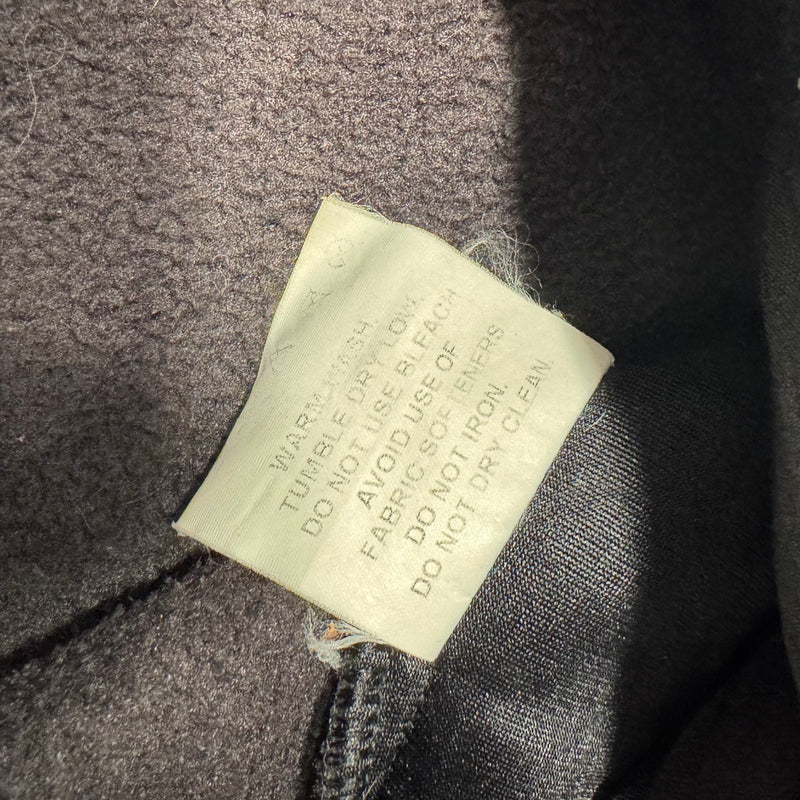 Detailansicht: Sourced limited accessories and clothes The North Face Polartec black fleece jacket – Logo, Nähte oder Material