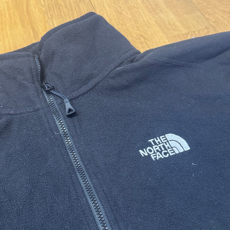 Detailansicht: Sourced limited accessories and clothes The North Face black quarter zip fleece – Logo, Nähte oder Material
