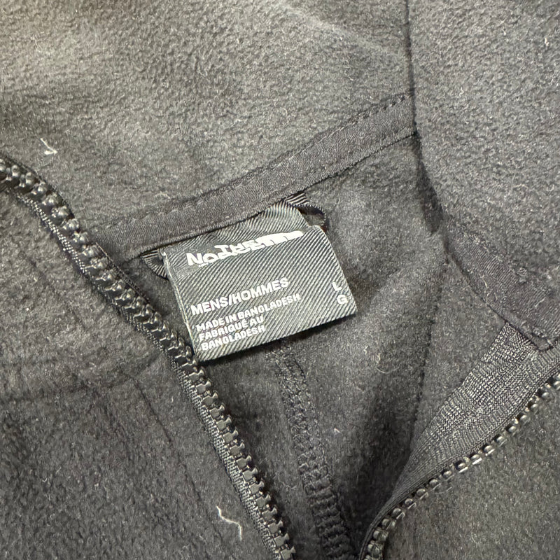 Detailansicht: Sourced limited accessories and clothes The North Face black quarter zip fleece – Logo, Nähte oder Material