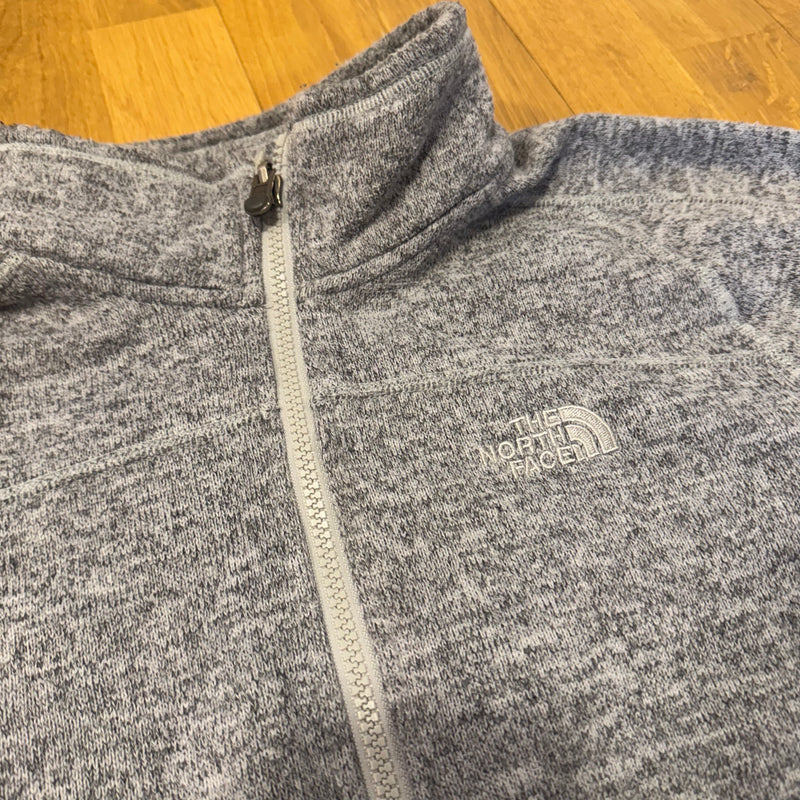 Detailansicht: Sourced limited accessories and clothes The North Face soft grey fleece jacket – Logo, Nähte oder Material